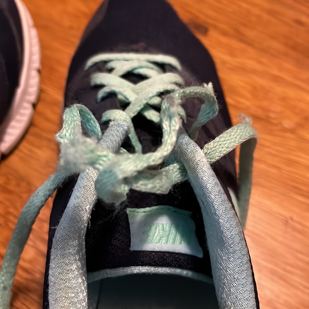 Nikes size 8 blue and green sneakers - Picture 3 of 8